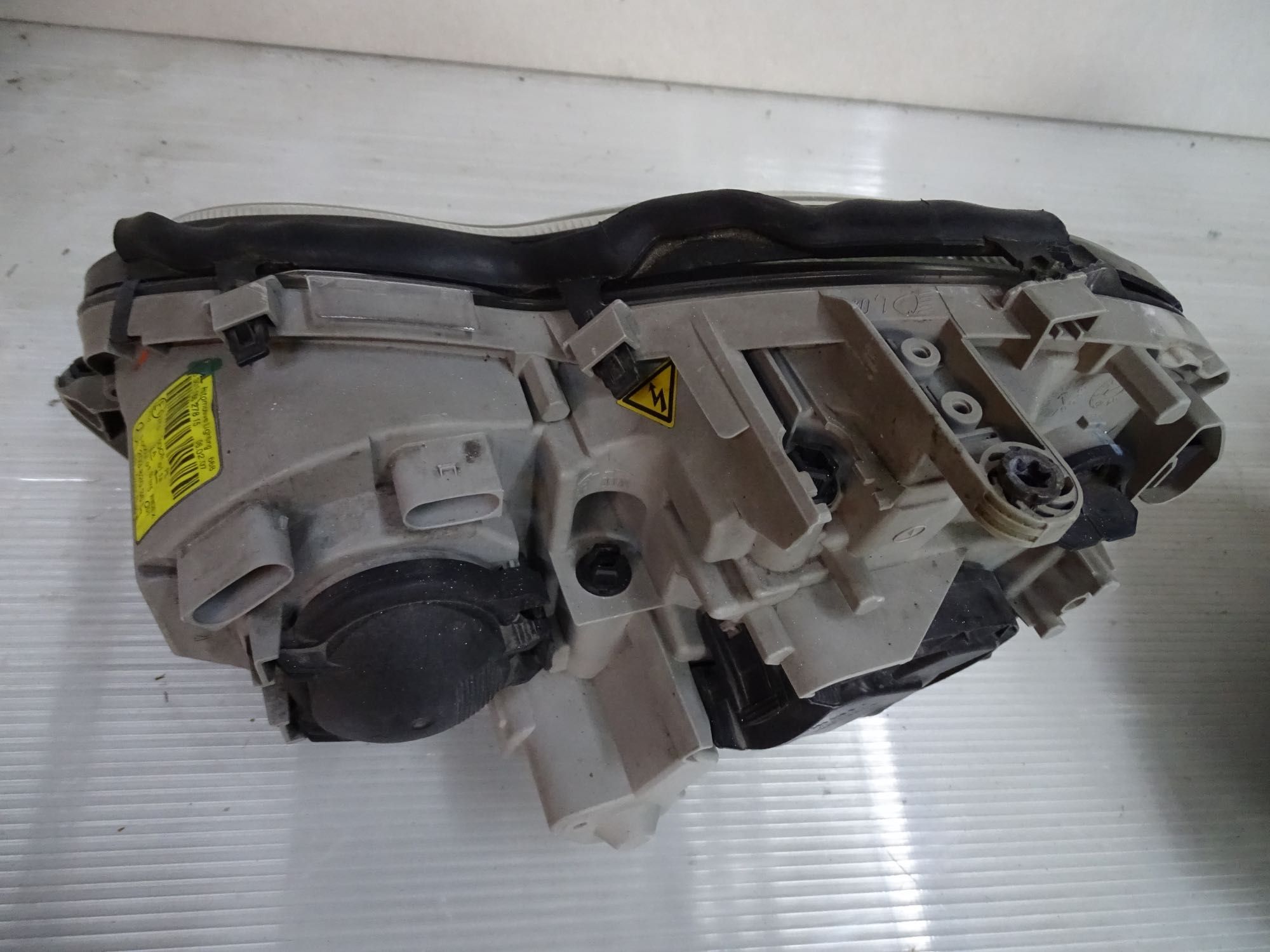 MERCEDES  KLASA W203 lampa Xenon lewa + prawa Europa