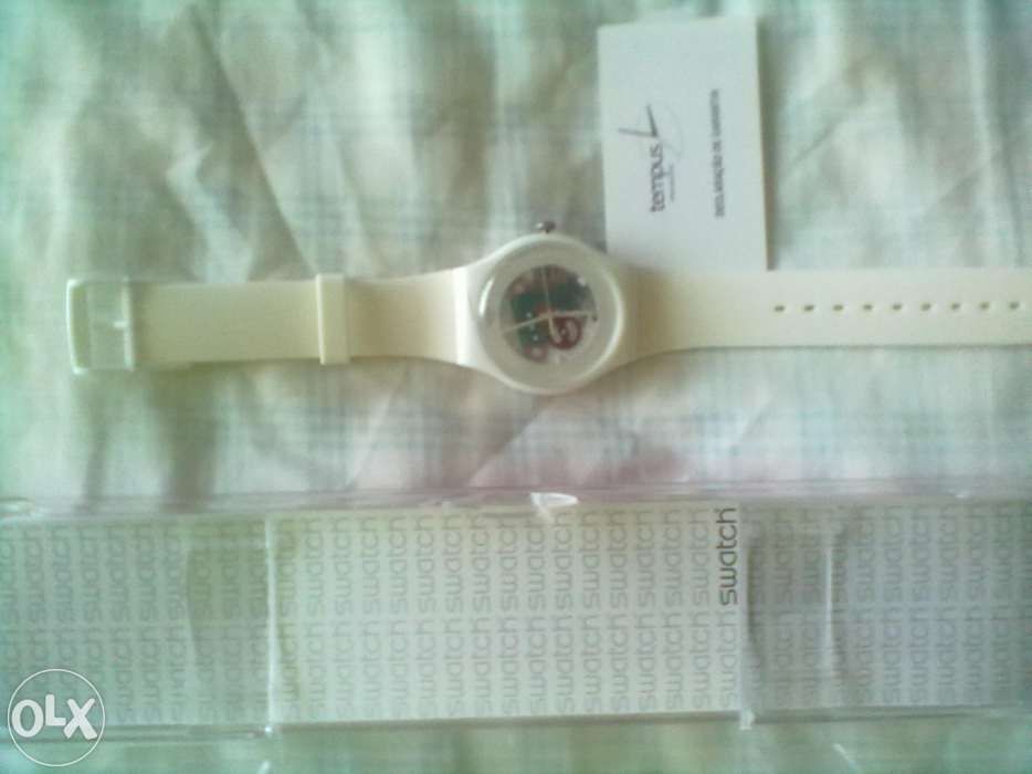 Lindo relógio swatch, nova na caixa, transparente/branco