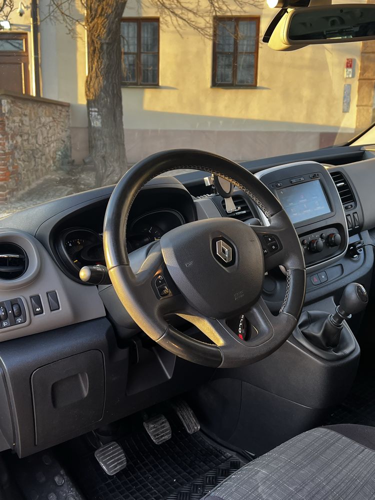 Wynajem bus 9 os. Renault Trafic long