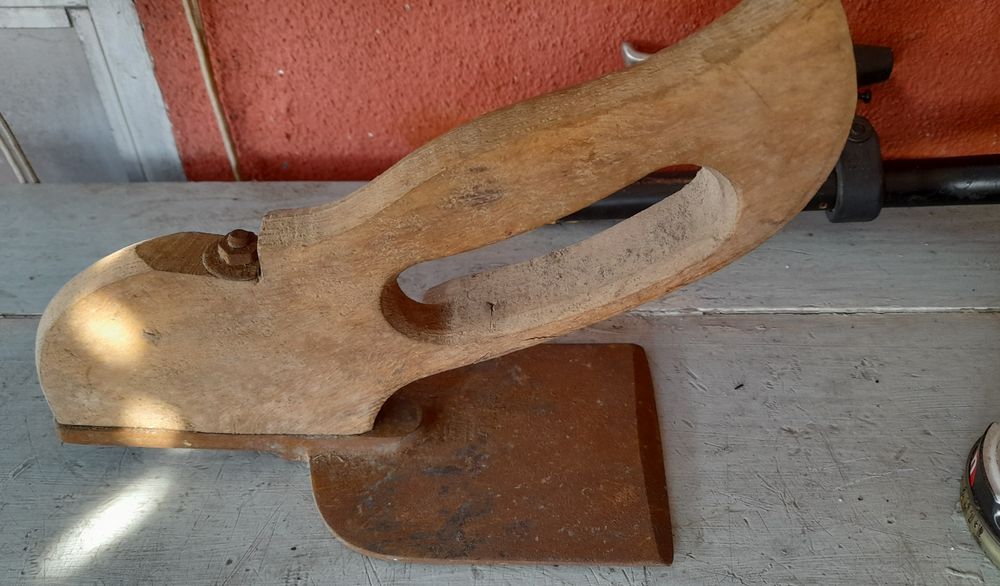 Ferramenta para desbastar tábuas ou madeiras