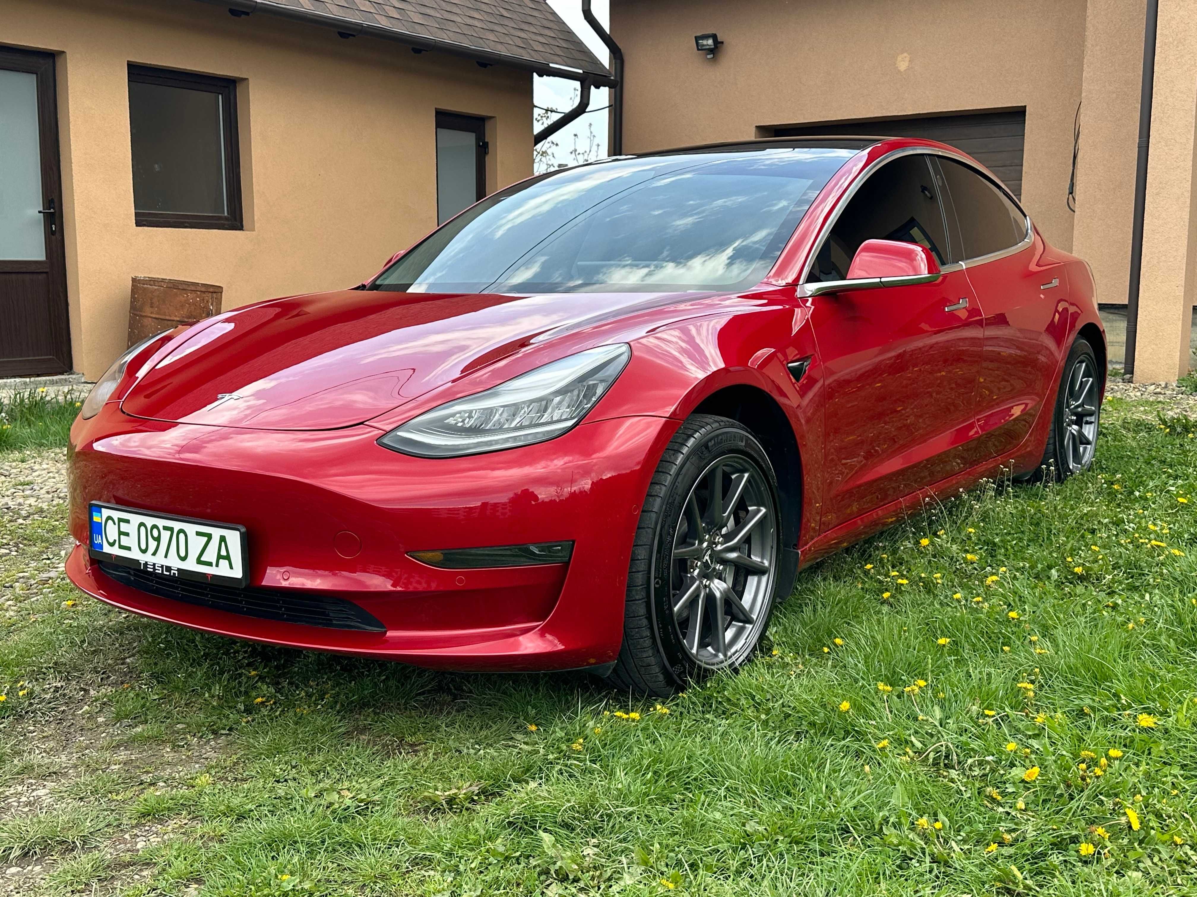 Автомобіль Tesla Model 3