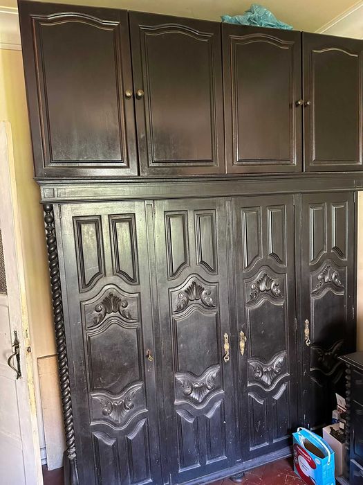 Cama roupeiro e 2 comodas de pau preto