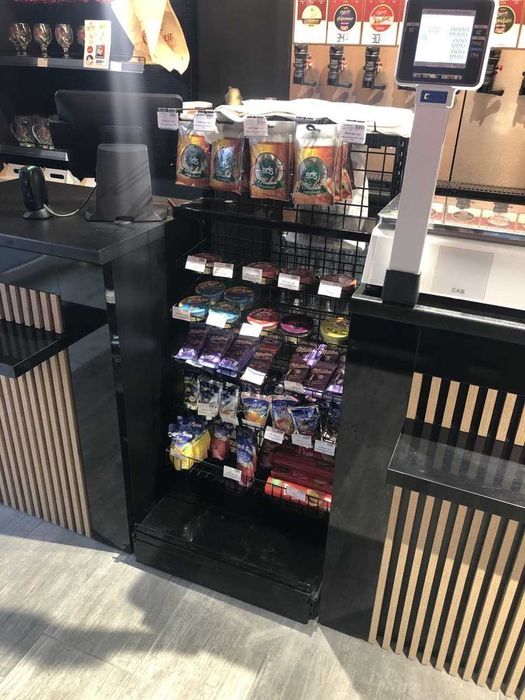 Торгове та холодильне обладнання в магазин, стелажі