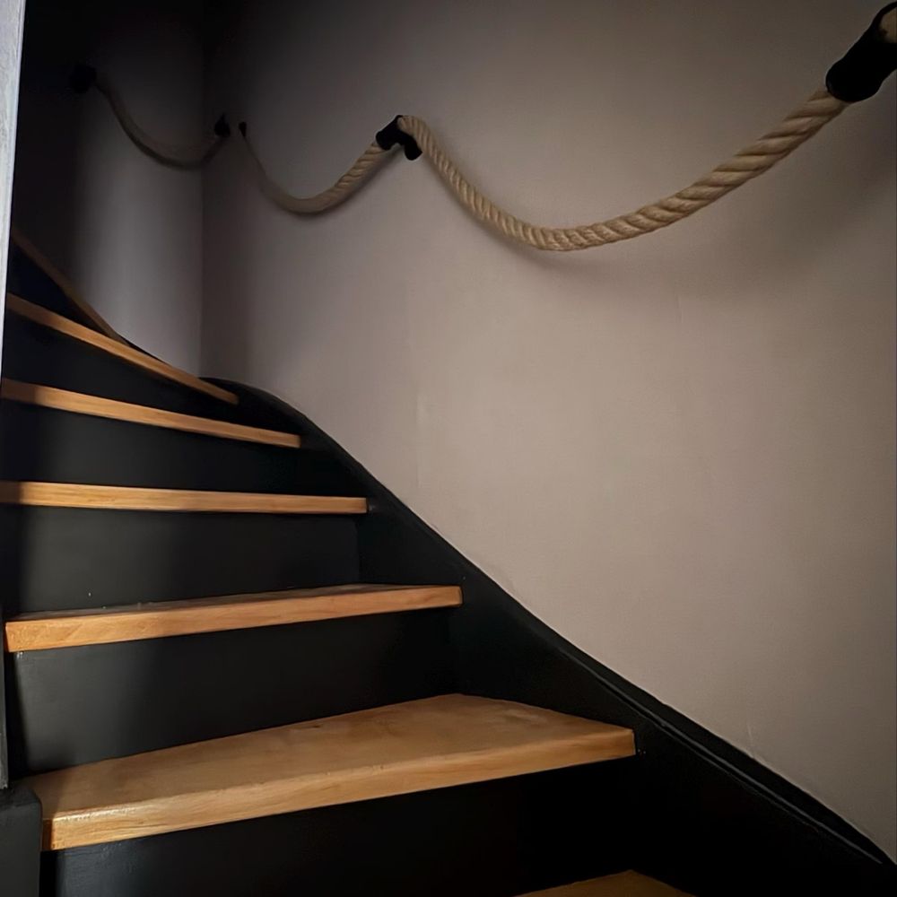 Balustrada z liny jutowej w stylu loft
