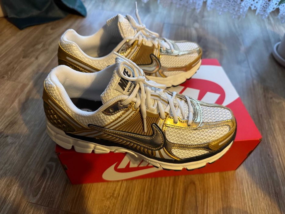 Biało-złote Nike WMN Vomero 5, rozmiar 42,5