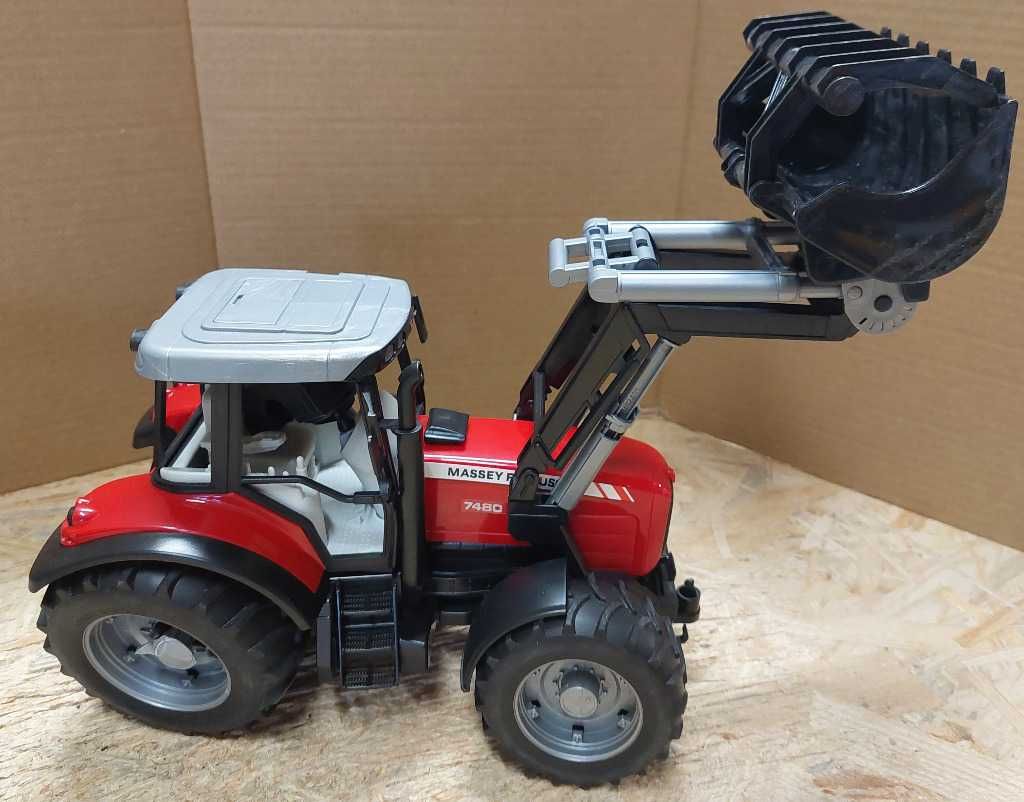 Bruder 2046 Traktor Massey Ferguson z przczepą 182