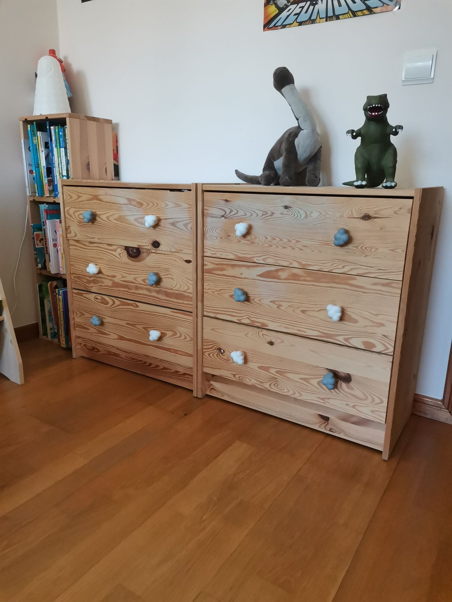 Cómoda Ikea em Pinho