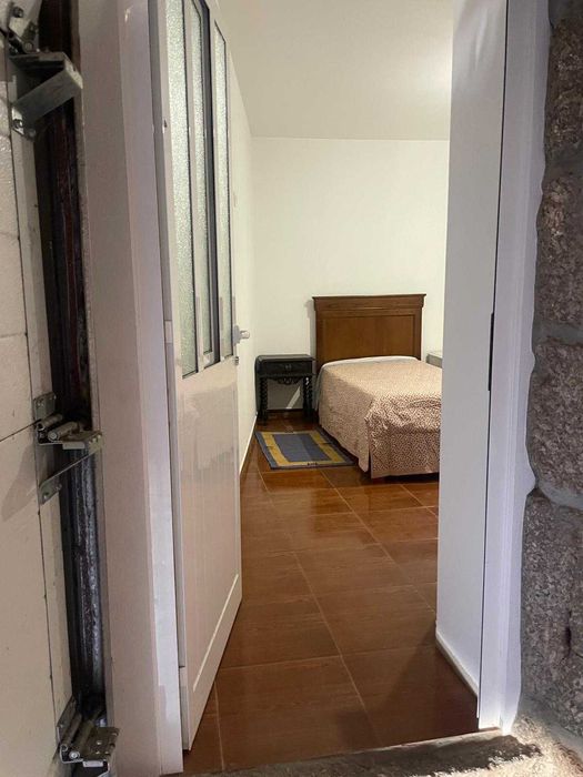 Quarto com WC / Garagem / Cozinha