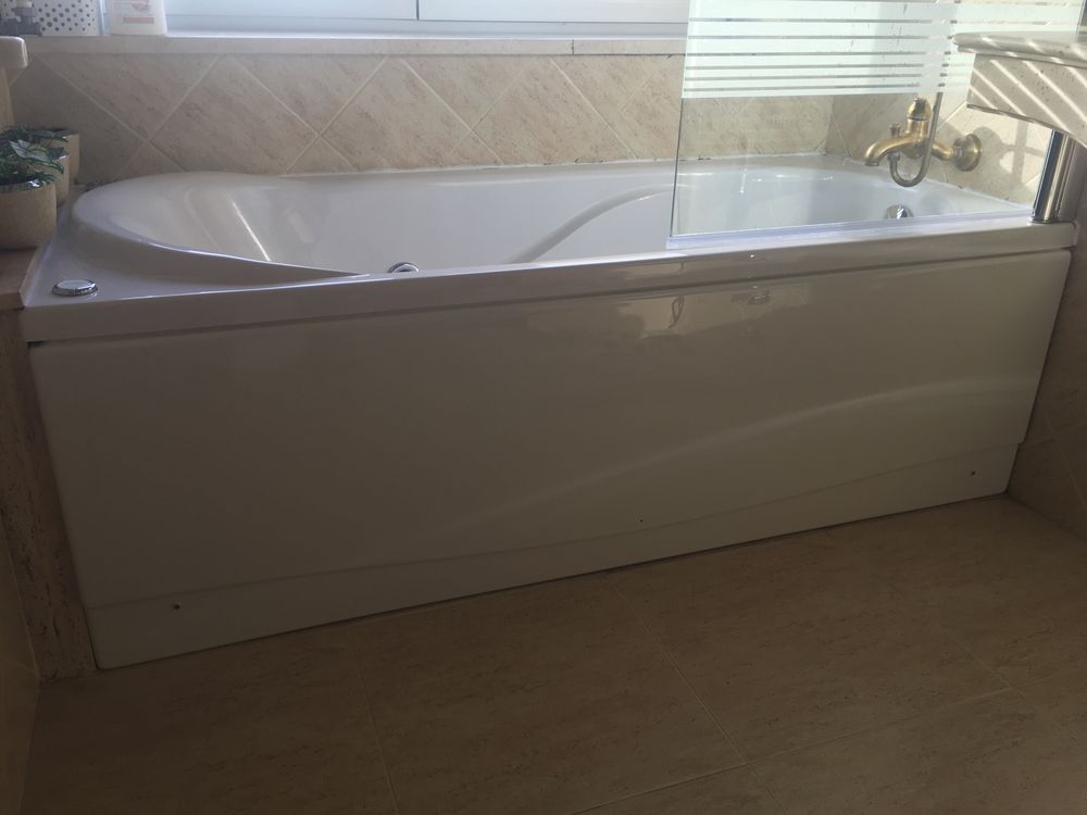 OPORTUNIDADE - Banheira hidromassagem + Resguardo + torneira