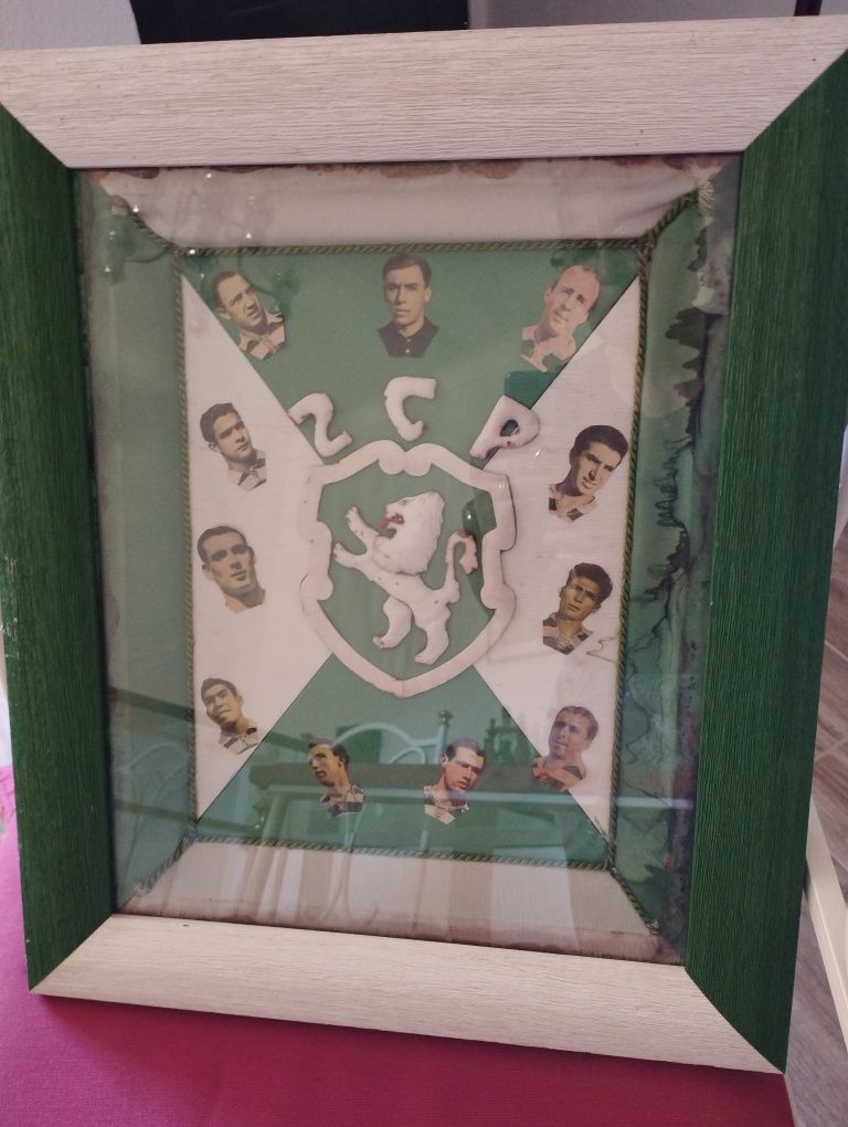 Vendo quadro  com fotos  dos jogadores do Sporting mais famosos.famoso