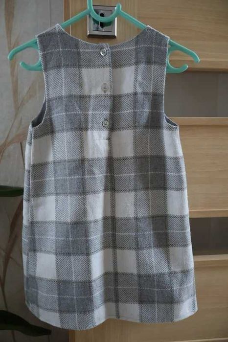 Szaro-biała sukieneczka rozm. 104 Nutmeg