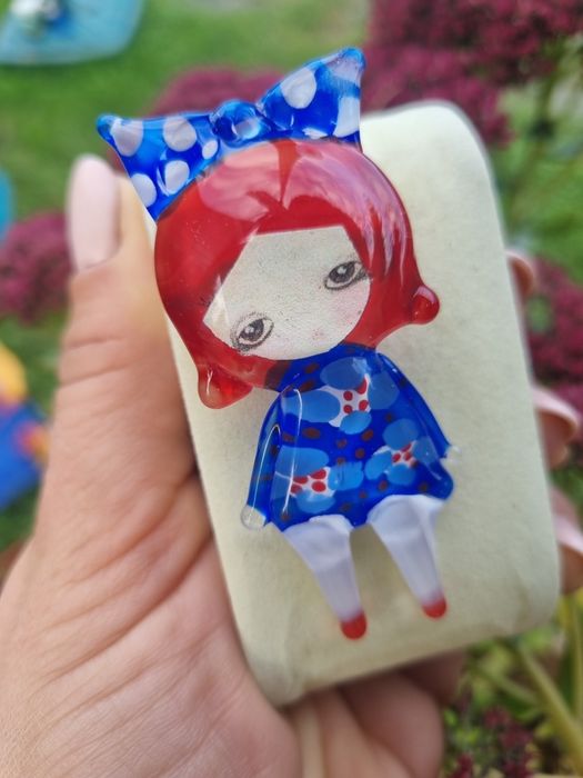 Szklana broszka kolekcjonerska laleczka od Marty Misiuro