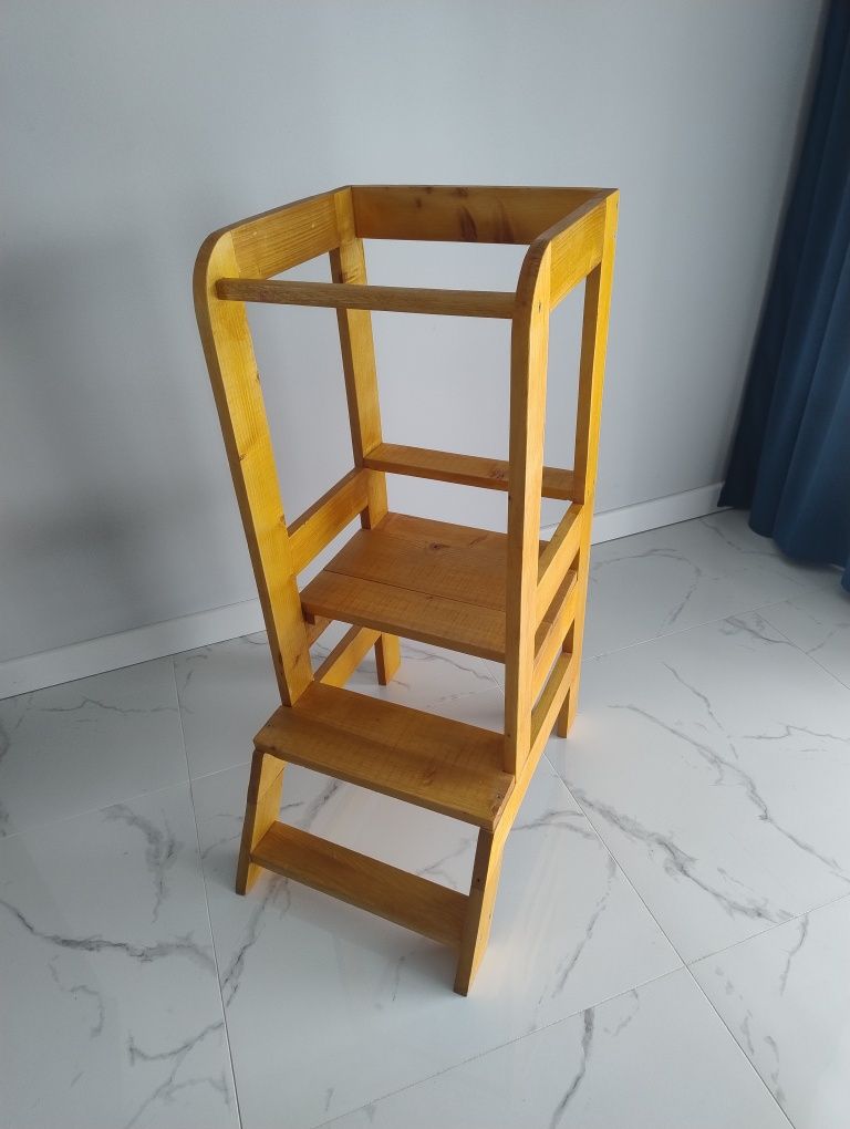 Pomocnik kuchenny dla dziecka.