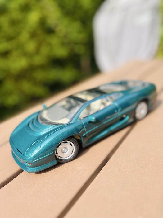 Jaguar XJ220 da Maisto miniatura 1:18