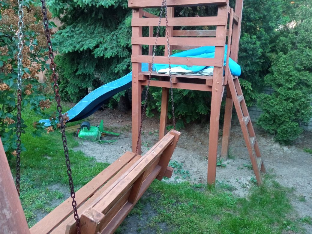 Domek drewniany  huśtawka i zjeżdżalnia