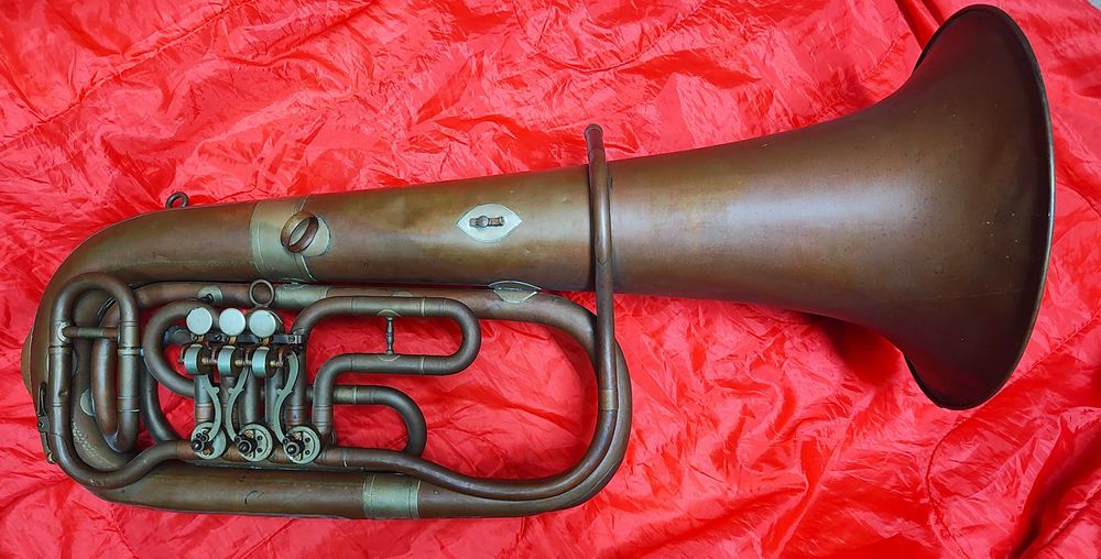 Tuba basowa w stroju F