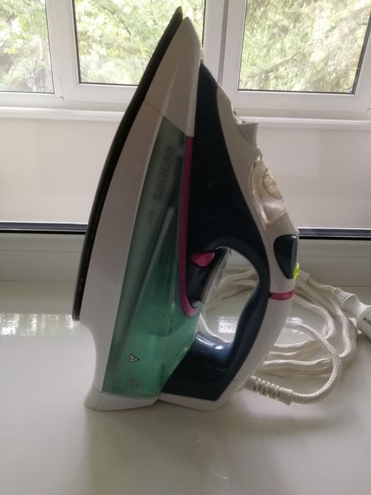 Праска Утюг PHILIPS  GC 4800 series у робочому стані