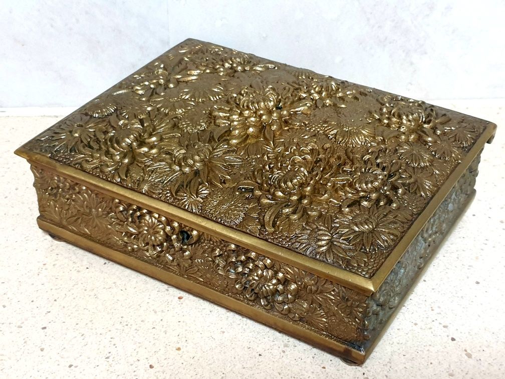 Fantástico antigo guarda joias Arte Nova com motivos florais em bronze