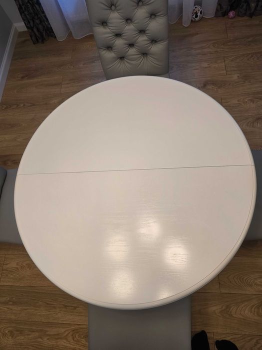 Stół okrągły Ludwik biały + 4 krzesła Chesterfield, rozkładany