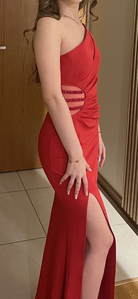 Czerwona długa sukienka balowa wieczorowa na studniówkę wesele