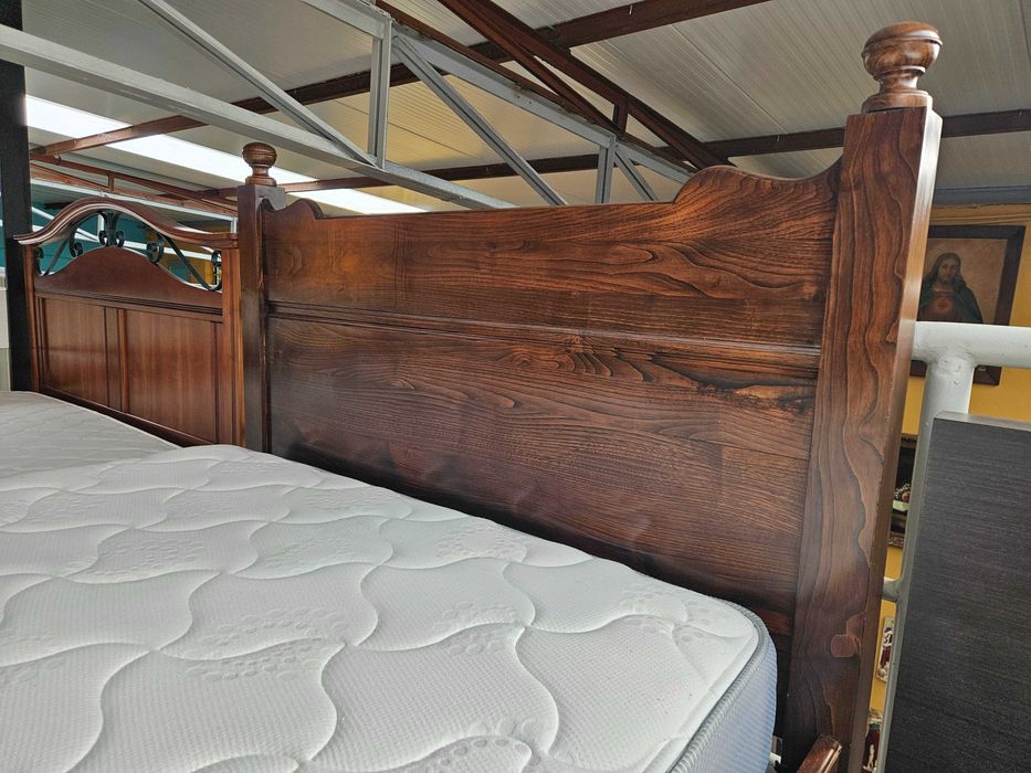 Magnifica cama em madeira maciça com estrado e colchã