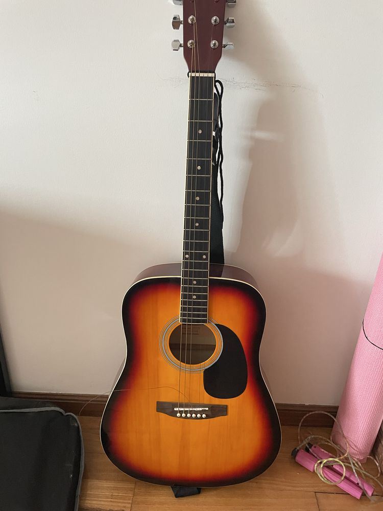 Guitarra usada precisa cordas