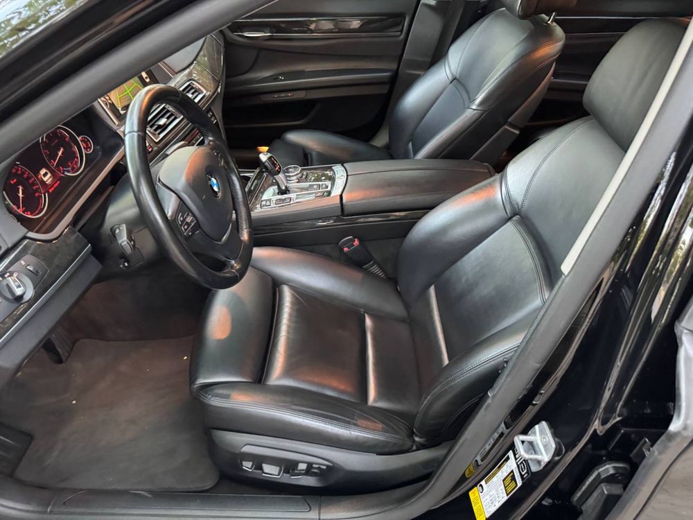BMW 750i 2014 год выпуска в хорошем состоянии