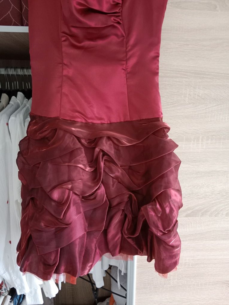 Czerwona satynowa sukienka na wesele h&m m