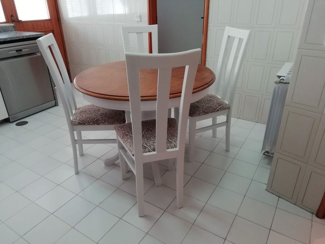 Mesa de jantar extensível pé de galo com 4 cadeiras