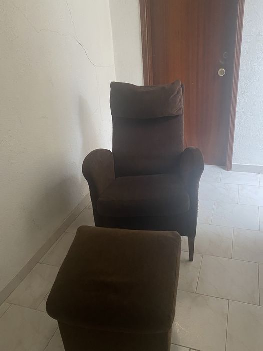 Poltrona com apoio de pés