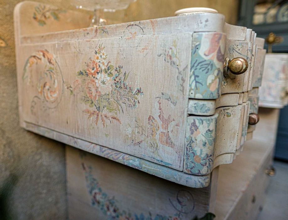 Consola Deco com pintura decorariva.