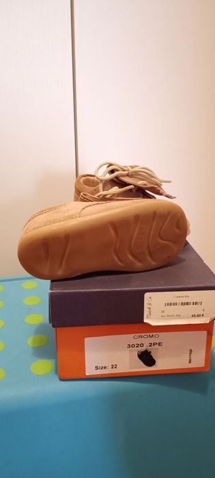 Botas carneiras em pele com sola flexível. Tamanho 22.