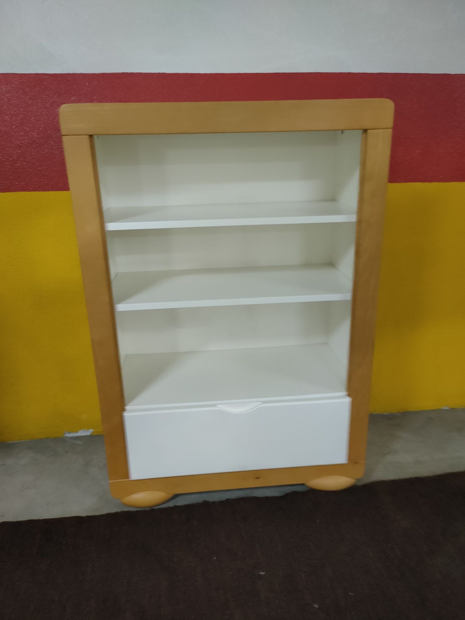 Movel de prateleiras laçado