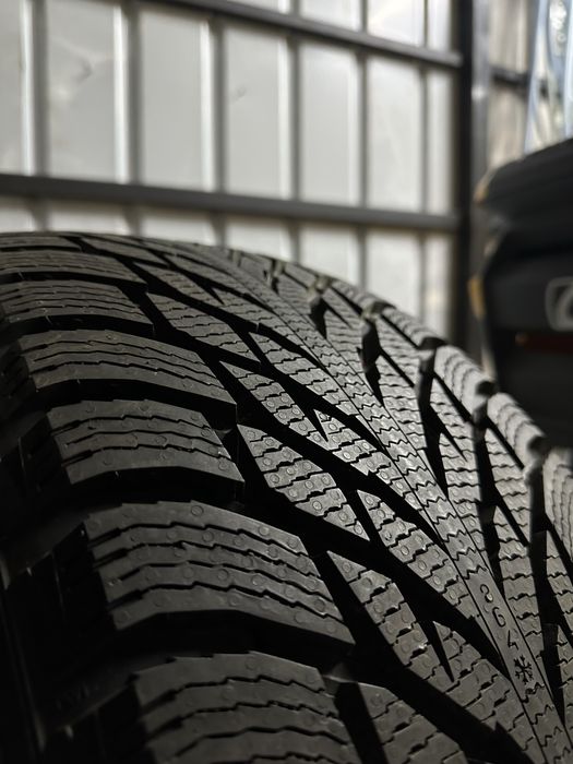 Nokian Hakkapeliitta R3 235/45/18 Tesla Model 3