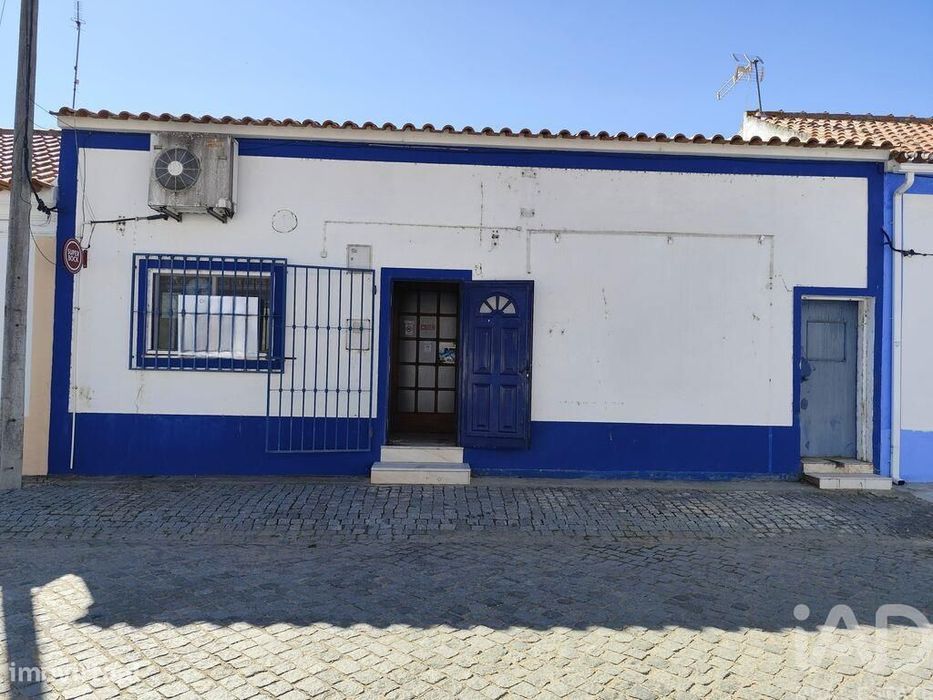 Loja / Estabelecimento Comercial em Benavila e Valongo de 141,00 m2