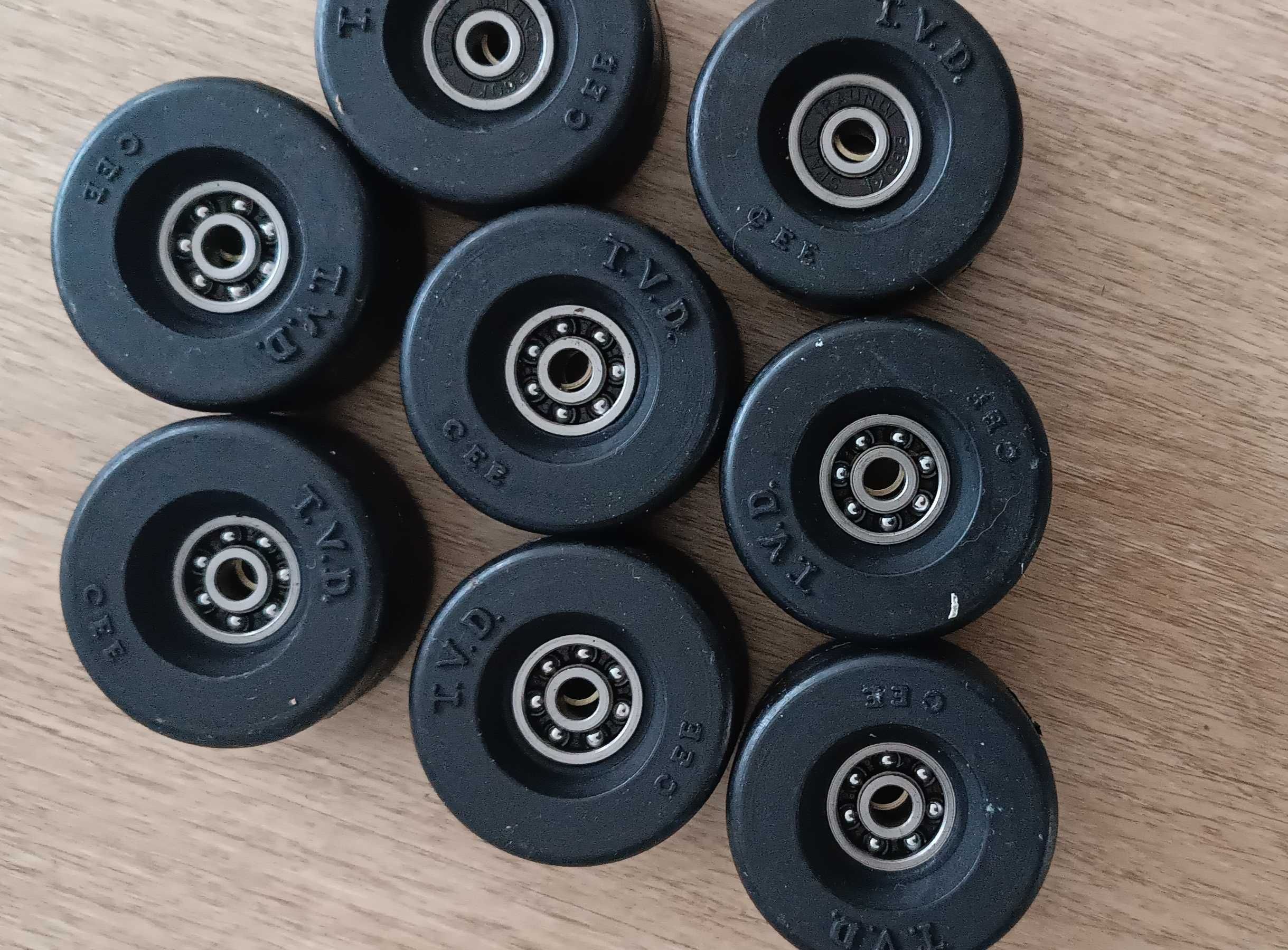 Rodas de patins com rolamentos, novas.