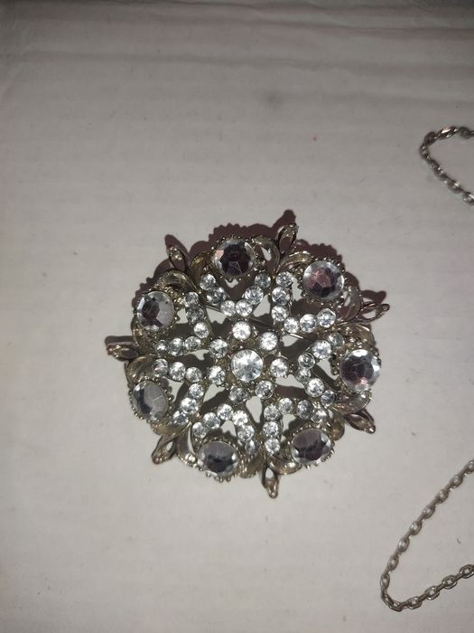 Біжутерія.Хрестик на ланцюжку,брошка