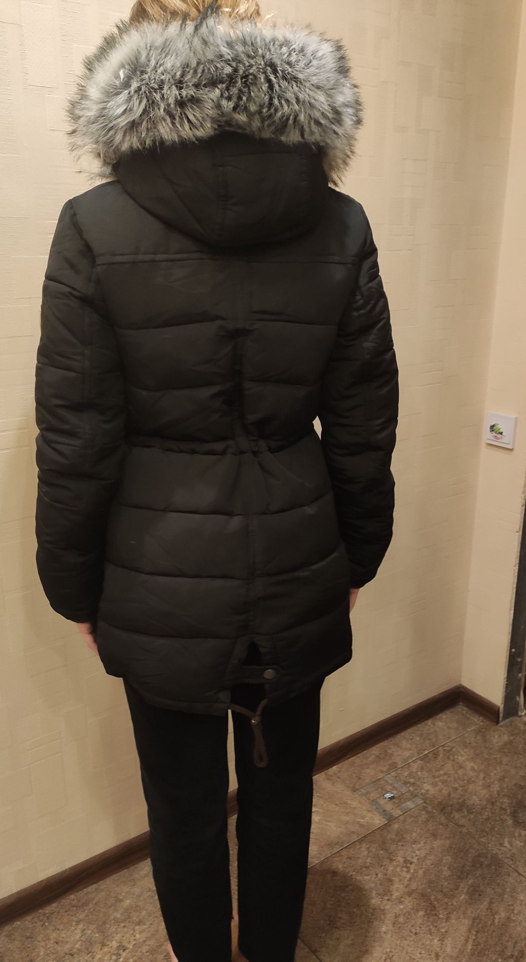 Продам зимнюю женскую куртку размер M,в хорошем сотоянии