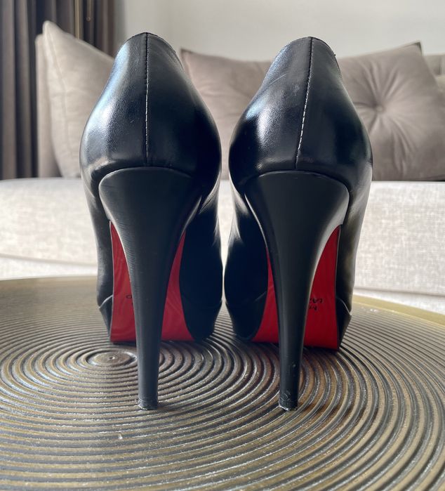 Szpilki skórzane z czerwoną podeszwą