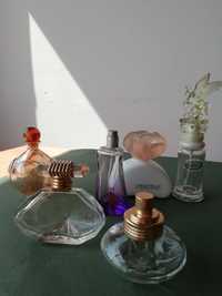 Conjunto de frascos de perfume antigos vazios.