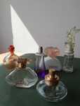 Conjunto de frascos de perfume antigos vazios.