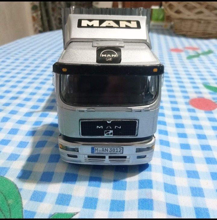 Miniatura camião MAN F 2000 1/32