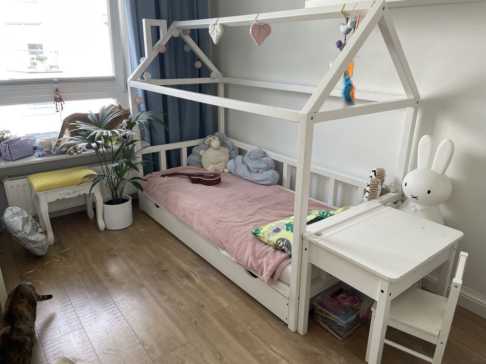 Łóżko dziecięce domek + biureczko i krzesełko