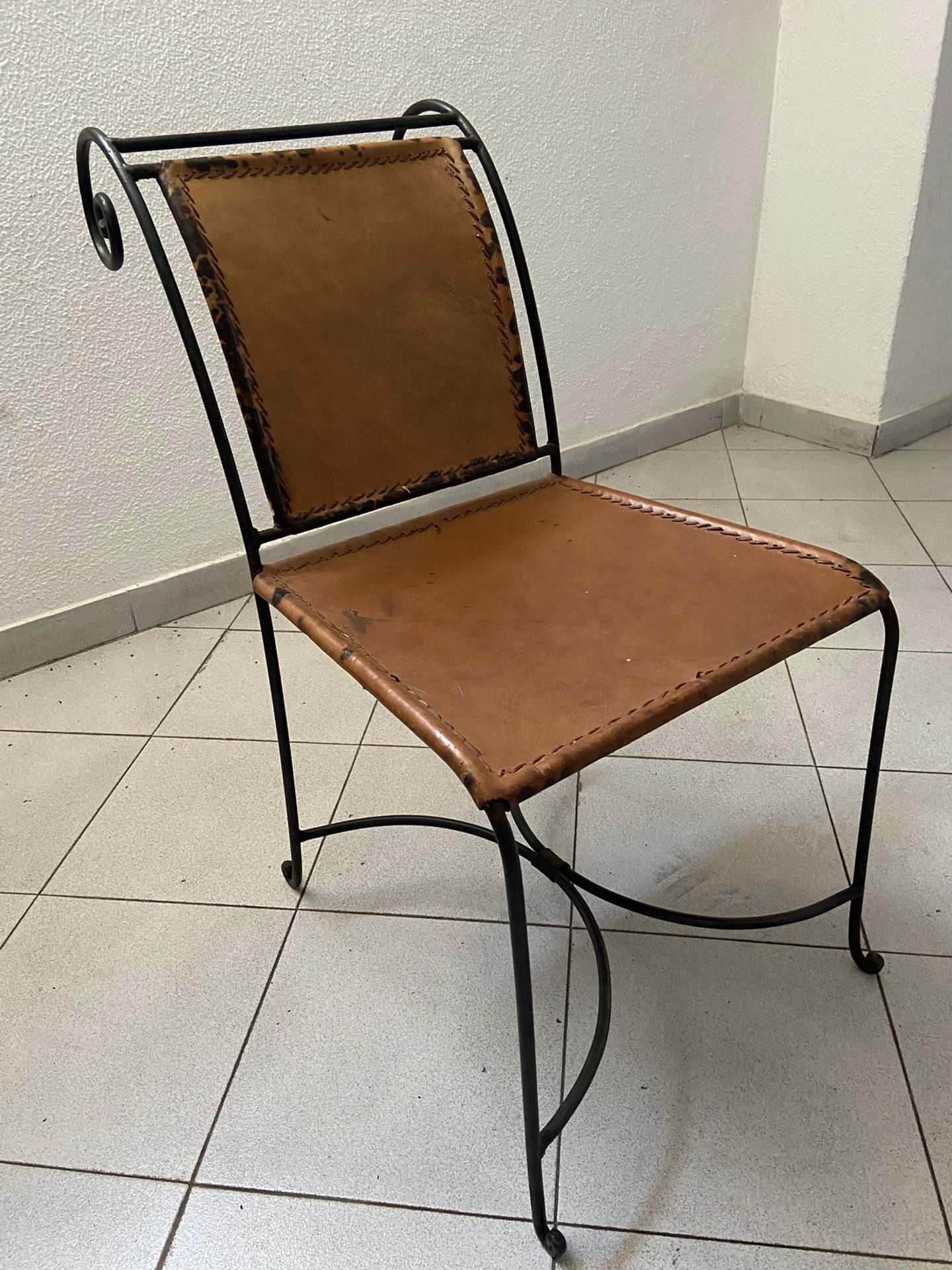 Cadeiras rusticas em couro e ferro forjado