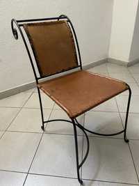 Cadeiras rusticas em couro e ferro forjado
