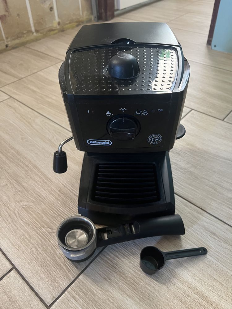 Expres ciśnieniowy kolbowy DeLonghi EC151.B