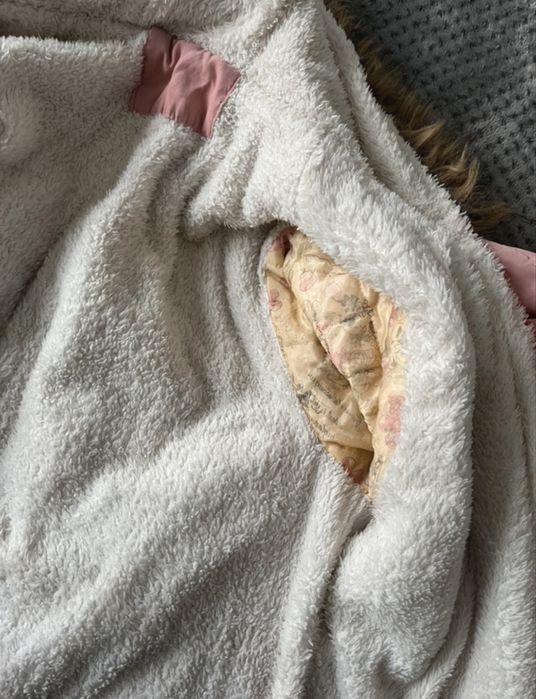 Różowa kurtka ocieplana z misiem w środku i kapturem