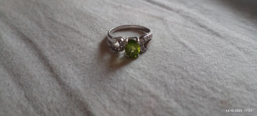 Серебряное кольцо с зелёным камнем