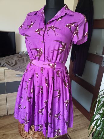 Fioletowa sukienka w jaskółki