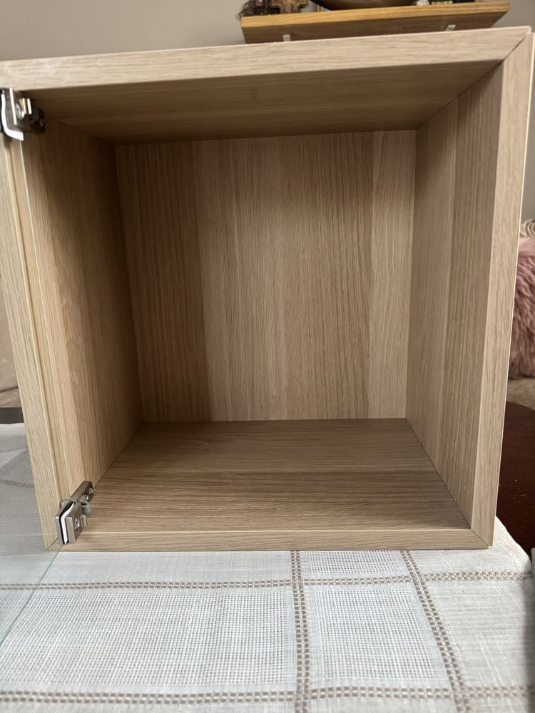 Szafka EKET Ikea z szklanymi drzwiczkami oraz szyną